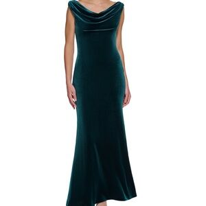 Elegant emerald green velvet dress ❇️